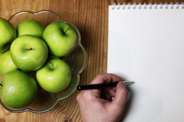 manzana verde sobre un fondo de madera