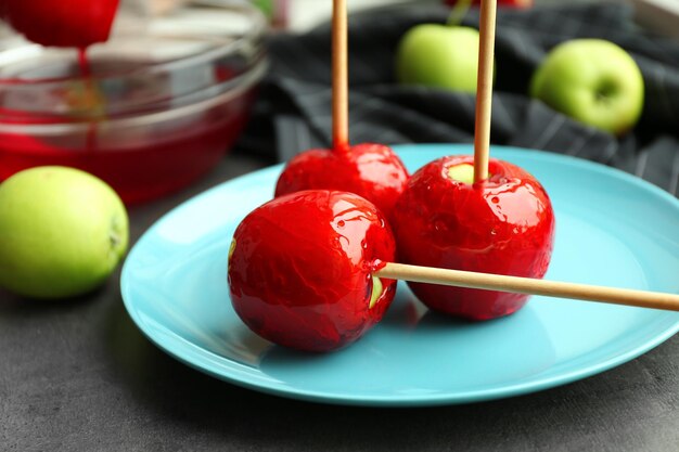 Manzanas acarameladas en plato