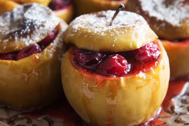 Manzanas al horno con arándanos y azúcar en polvo