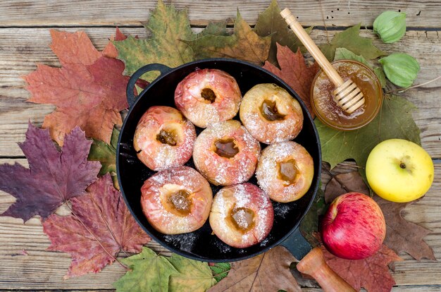 Manzanas al horno con azúcar, plato de otoño, postre.