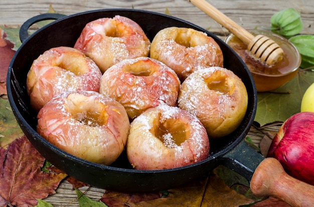 Manzanas al horno con azúcar, plato de otoño, postre.
