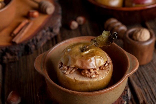 Manzanas al horno con canela rellenas de nueces