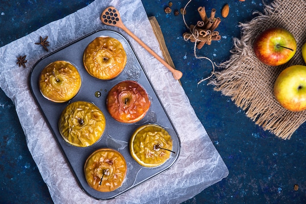 Manzanas al horno como un saludable postre vegano sin azúcar