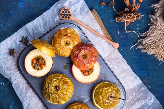 Manzanas al horno como un saludable postre vegano sin azúcar