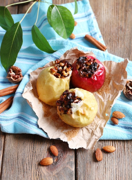 Manzanas al horno en la mesa de cerca