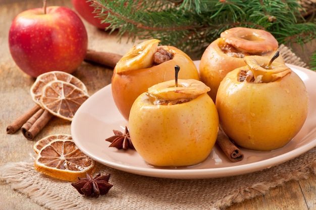 Manzanas al horno con miel y nueces