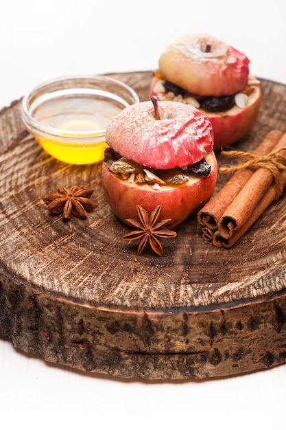 Foto manzanas al horno con miel de pasas y nueces