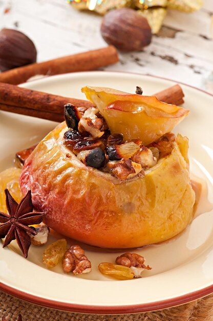 manzanas al horno con pasas, nueces y miel