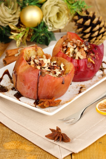 Manzanas al horno en la placa de cerca