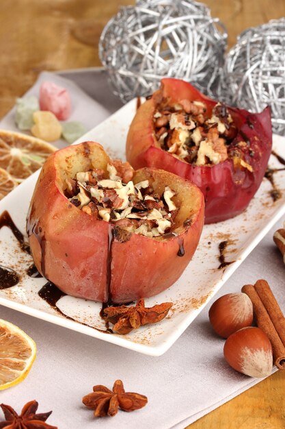 Manzanas al horno en la placa de cerca