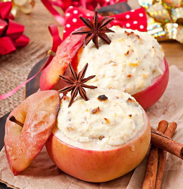 Manzanas al horno con queso crema de miel, pasas y nueces