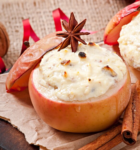 Manzanas al horno con queso crema de miel, pasas y nueces