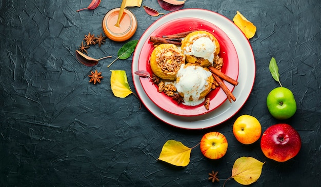 Manzanas al horno rellenas de avena y nueces. Copiar el espacio