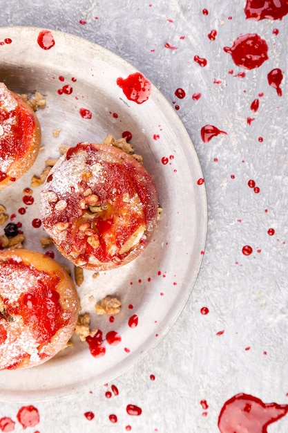 Manzanas al horno rellenas de requesón y granola con mermelada. Comida de dieta saludable.