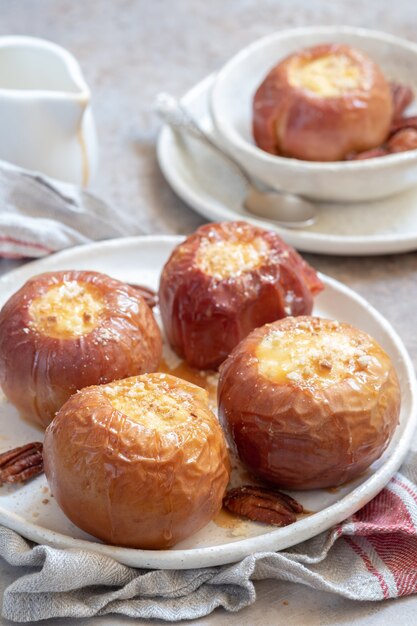 Manzanas al horno rellenas de tarta de queso y caramelo