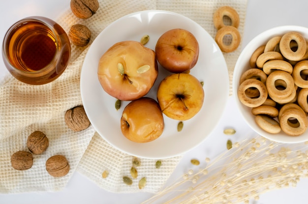 Manzanas al horno sobre fondo blanco. Vista superior. Naturaleza muerta