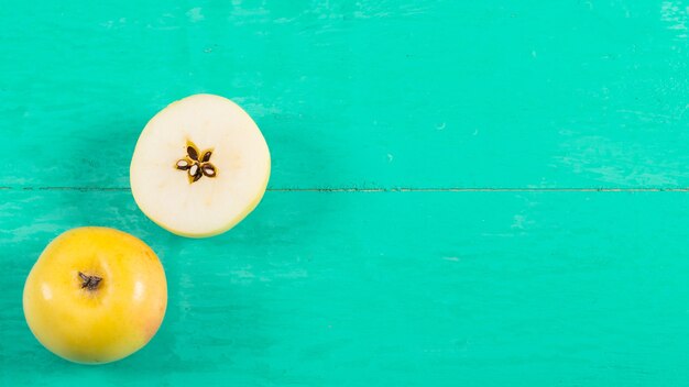 Foto manzanas amarillas frescas sobre fondo de madera