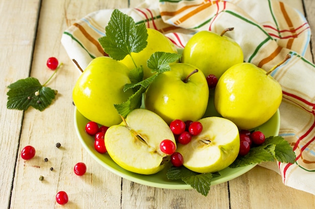 Manzanas y arándanos en una placa verde