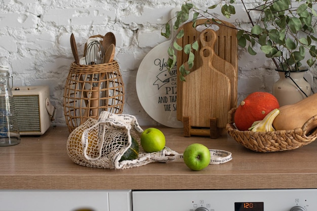 Manzanas de árbol de bolsa de trapo tejida bolsa de hilo comprador en la cocina cero desperdicio vida lenta