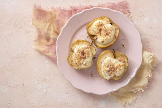 Manzanas asadas al horno con queso ricotta y topping de miel de nueces