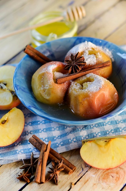 Foto manzanas con azúcar al horno con miel y especias.