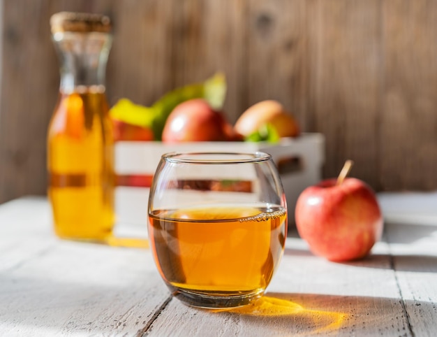 manzanas en caja y jugo de manzana