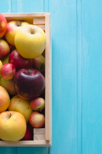 Manzanas en caja de madera vista superior