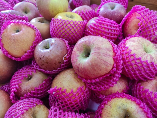 Manzanas en una canasta en un puesto de mercado