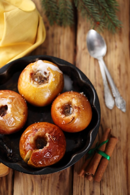 Manzanas con canela y azúcar de caña