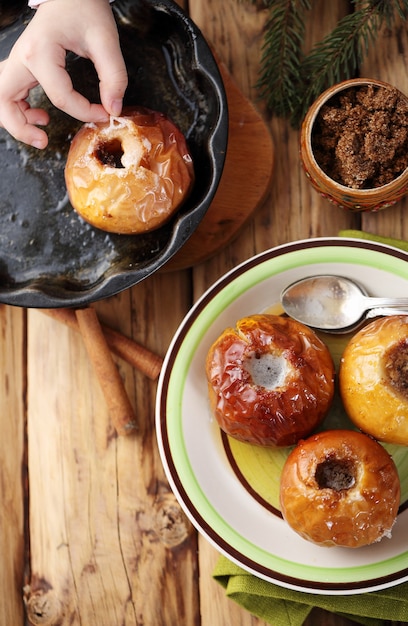 Manzanas con canela y azúcar de caña