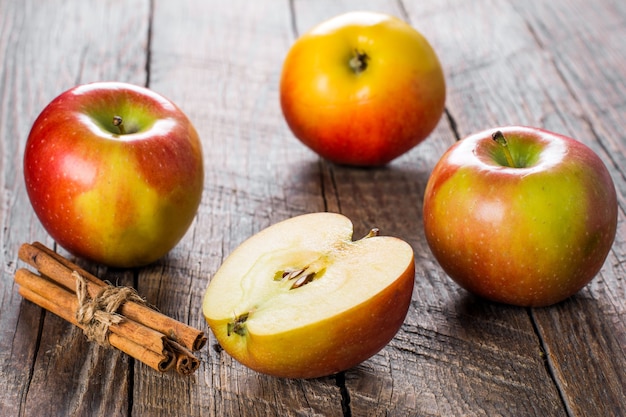 Manzanas con canela en mesa de madera