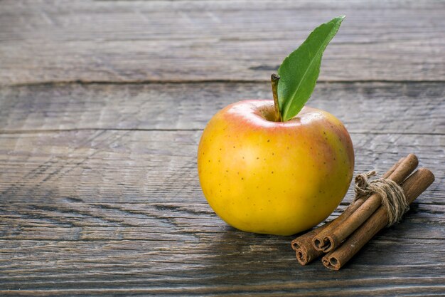 Manzanas con canela en mesa de madera