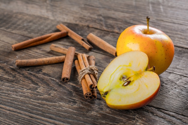 Manzanas con canela en mesa de madera