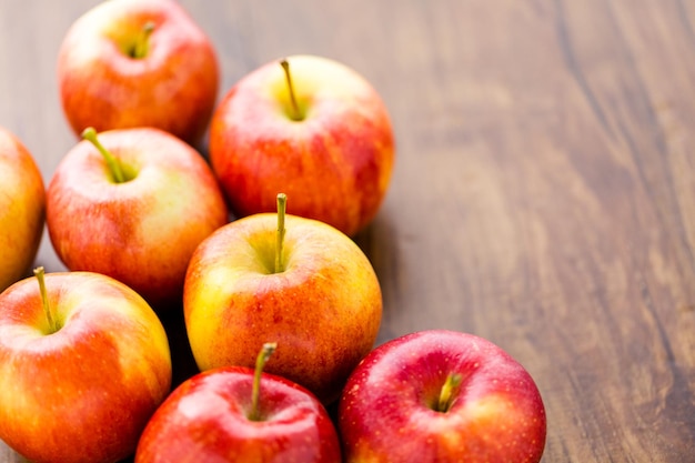 Manzanas caramelizadas bañadas a mano decoradas para Halloween.