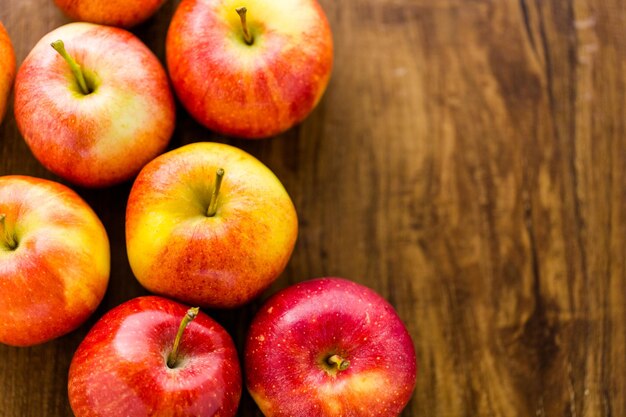 Manzanas caramelizadas bañadas a mano decoradas para Halloween.