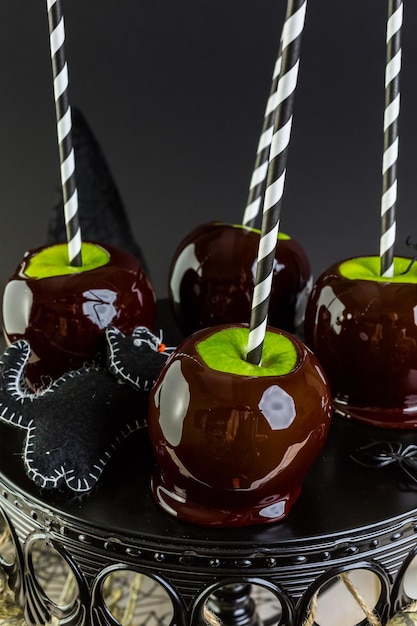 Manzanas de caramelo caseras para la fiesta de Halloween en la mesa.