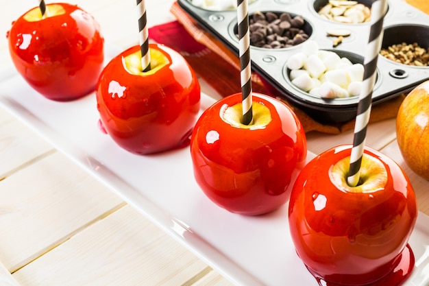 Manzanas de caramelo rojas hechas a mano para Halloween.