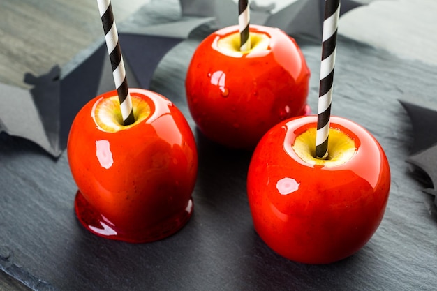 Manzanas de caramelo rojas hechas a mano para Halloween.