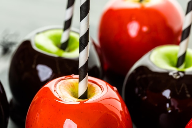 Manzanas de caramelo rojas hechas a mano para Halloween.