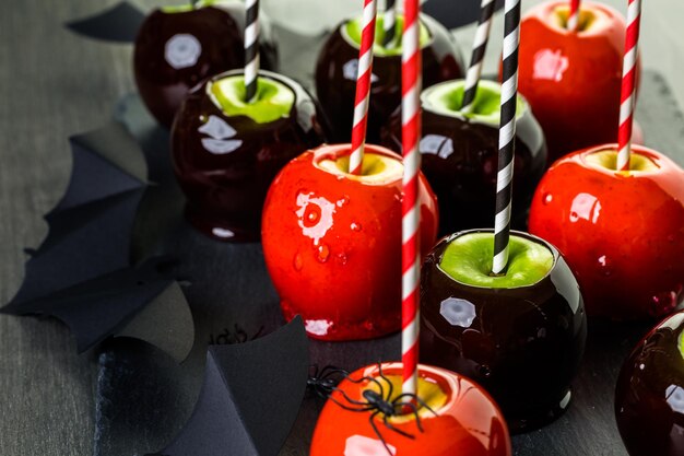 Manzanas de caramelo rojas hechas a mano para Halloween.