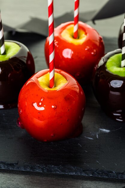 Manzanas de caramelo rojas hechas a mano para Halloween.