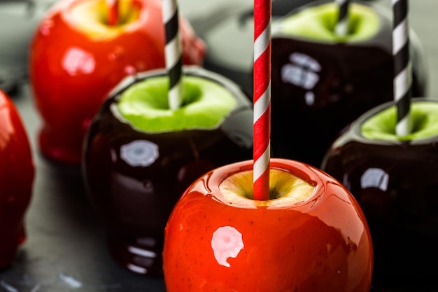 Manzanas de caramelo rojas hechas a mano para Halloween.