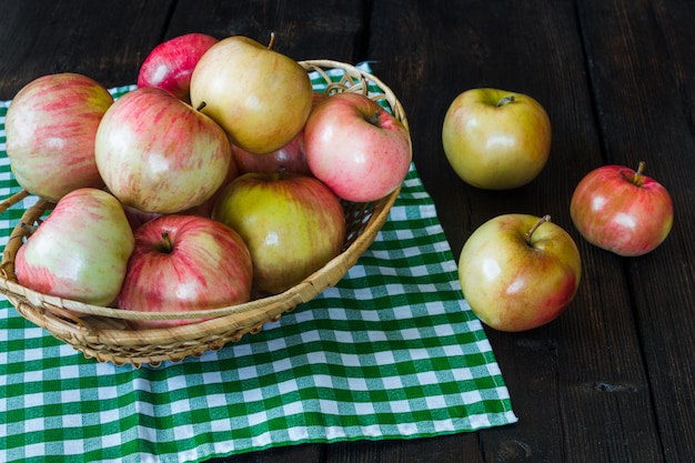 Manzanas en una cesta en una servilleta