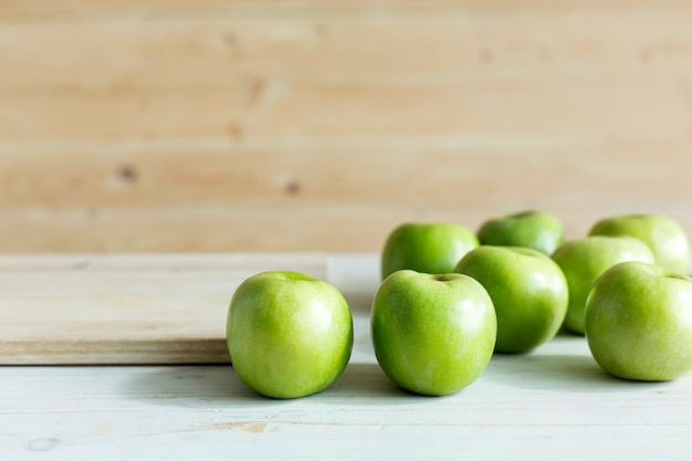 Manzanas de color verde en la mesa