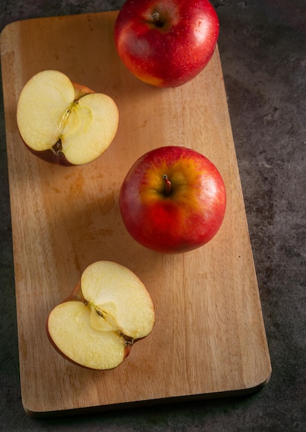 Manzanas en un concepto dramático de bajo perfil con un fondo oscuro en ángulos variados