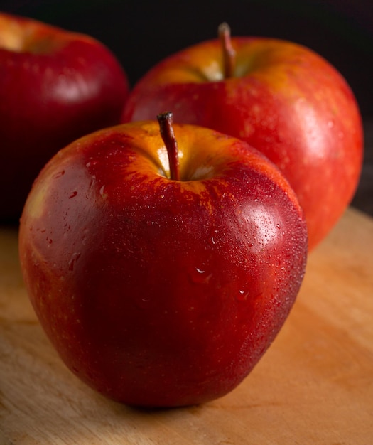 Manzanas en un concepto dramático de bajo perfil con un fondo oscuro en ángulos variados