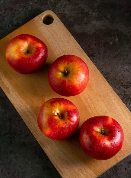 Manzanas en un concepto dramático de bajo perfil con un fondo oscuro en ángulos variados