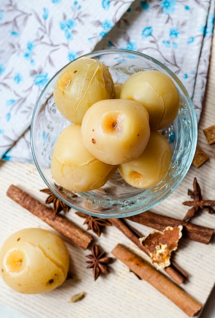 Manzanas dulces orgánicas naturales enlatadas caseras en un recipiente