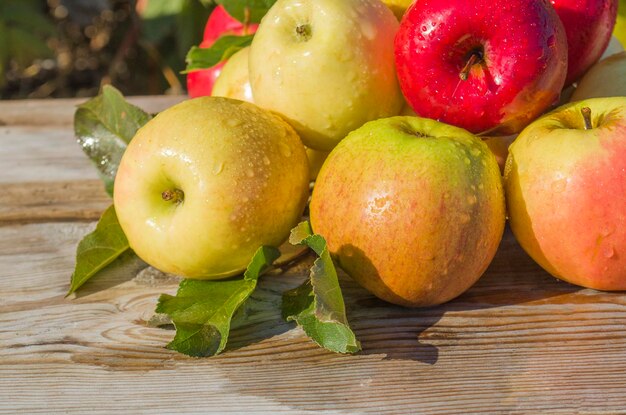 Manzanas dulces sobre fondo de madera Frutas frescas en la mesa de madera