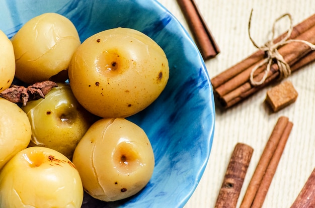 Manzanas enlatadas dulces para el invierno en un plato